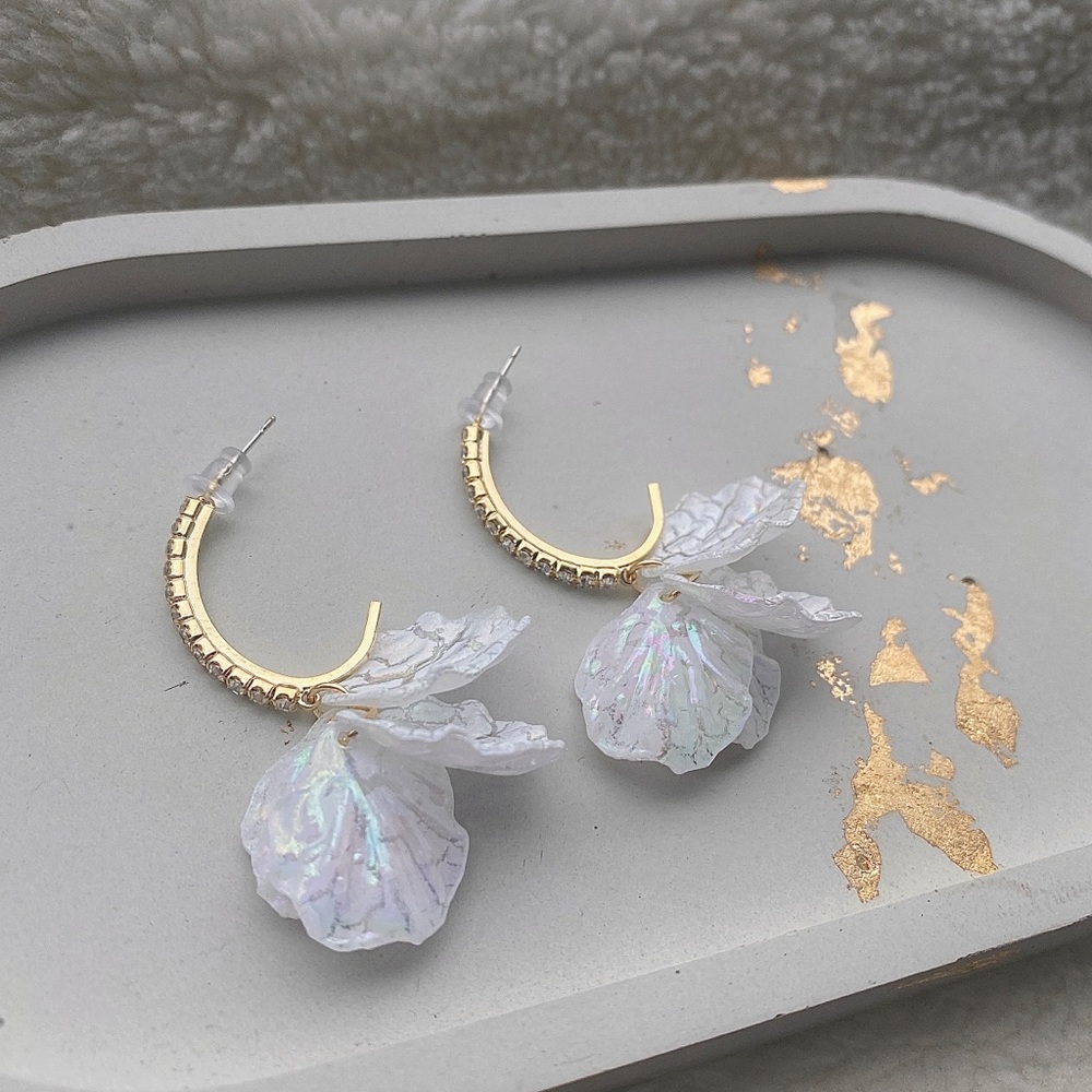 ✨Shiny White Shell Earring with Diamond